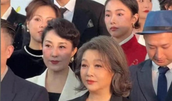 58岁江珊西装亮相，体态圆润接地气，皮肤紧致无皱纹