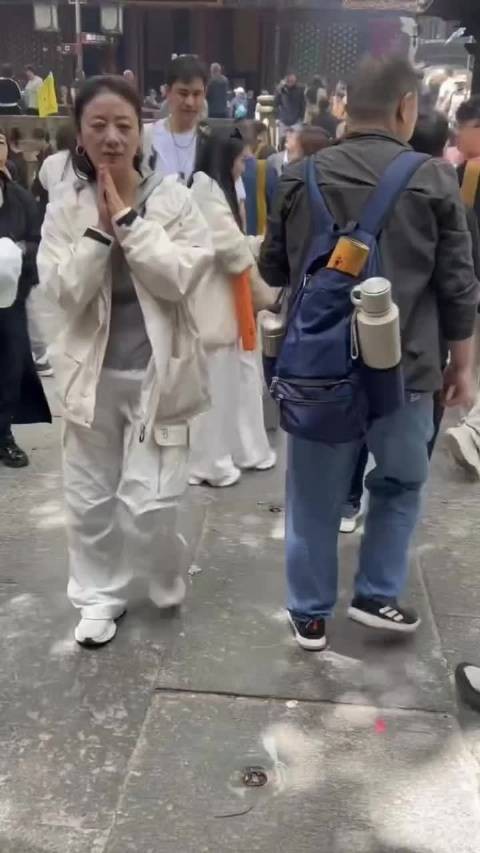 46岁小李琳与经超同游普陀山祈福，休闲装扮显年轻