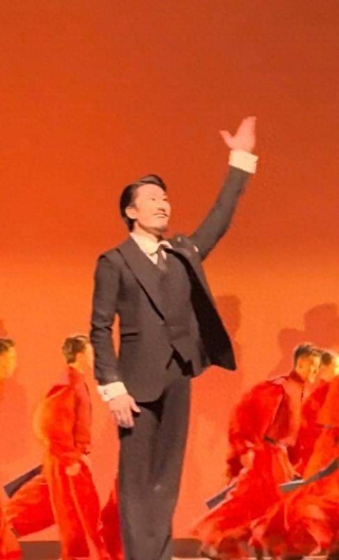 脱了衣服是中国人！演员回应脱下和服向观众鞠躬，评论区一片叫好