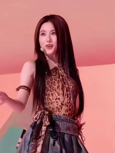 张慧雯二公豹纹造型又甜又酷，希望美女能多留几轮，多发挥自己的优势