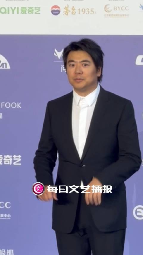 郎朗现身北影节闭幕式红毯即兴弹奏钢琴