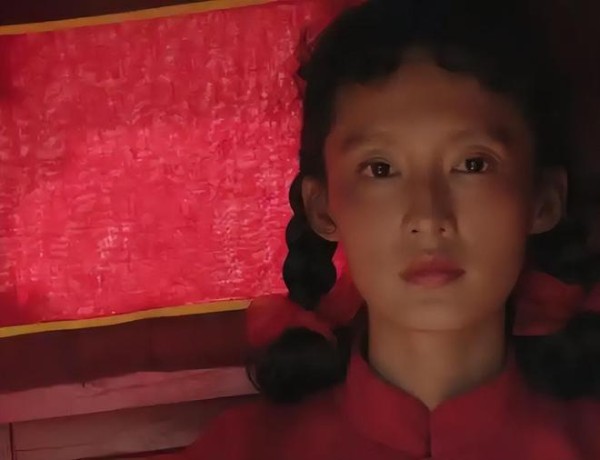 《人生》中那个飞蛾扑火爱得彻底的女孩，到底得到和失去了什么？