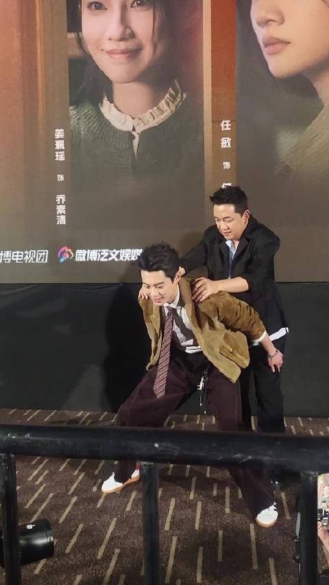 谁还没看王鹤棣追剧团名场面？皮得可爱，背潘粤明反差萌拉满