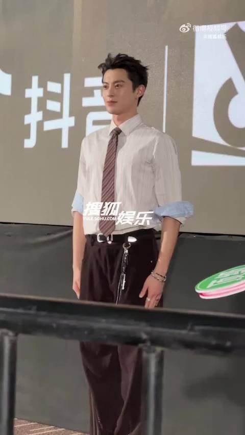 王鹤棣轻松演绎手势舞