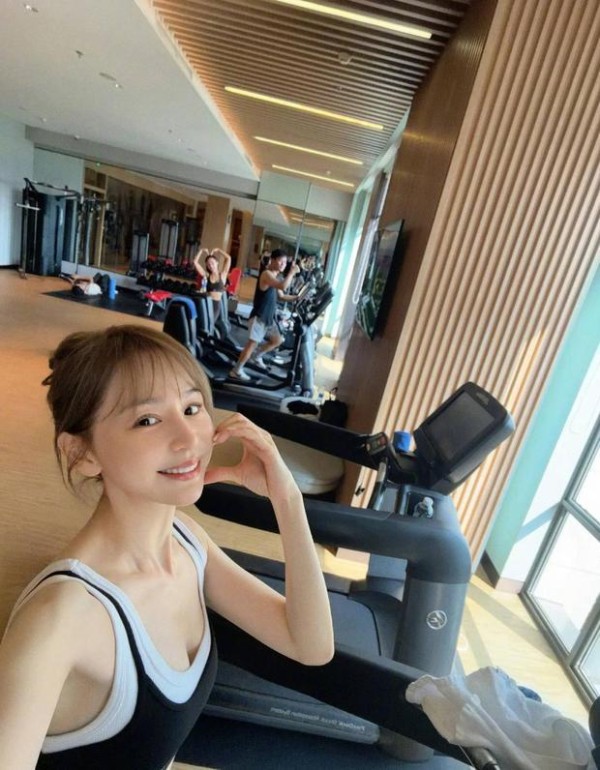 王心凌脸颊比心，绽放灿烂笑容秒变可爱甜妹，不愧是“甜心教主”！