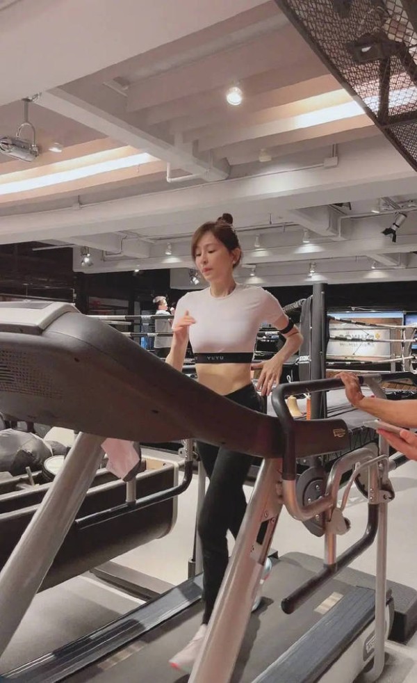 王心凌在跑步机上进行有氧运动。