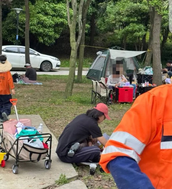 宋宁峰出轨风波后现身带娃！身形略显消瘦