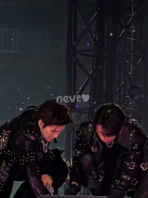 玧其帮柾国拆开水杯的包装盒 柾国最后还轻轻点了下头