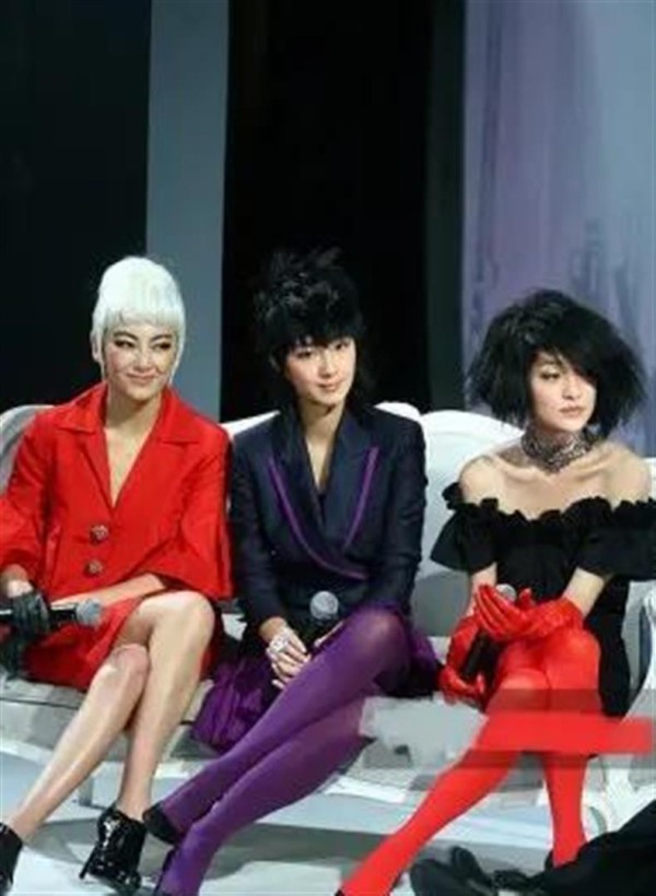 51岁的周迅不染发不化妆，顶着一头白发出街，很自然