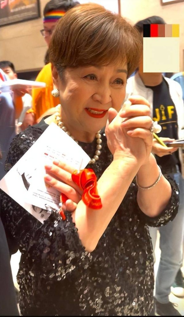 77岁影后现身影展，步行吃力需人搀扶，曾与前夫因财产闹上法庭