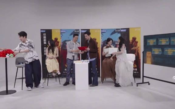 潘粤明为王鹤棣戴大红花颁奖，黑夜告白直播现场