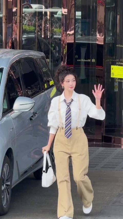白鹿羊毛卷背带裤亮相奔跑吧路透