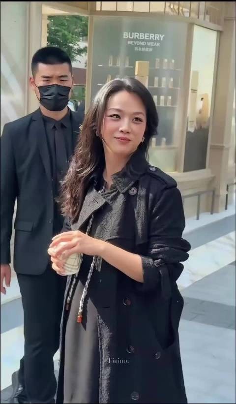47岁汤唯自然怀孕状态佳，夫妻恩爱显健康