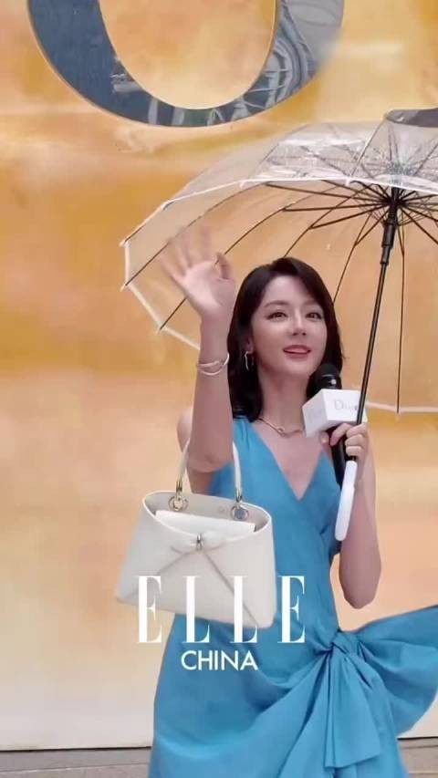 迪丽热巴单脚跳起打招呼