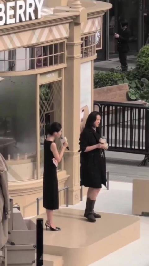 汤唯挺孕肚亮相上海，拒冠夫姓称我是中国人