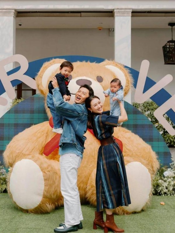 TVB小生晒法拉利与名表，减产后仍生活奢华，买4万吉他向老婆申请