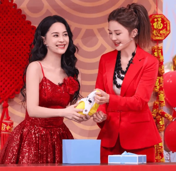 蔡卓妍官宣结婚，钟欣潼催生：快点生个bb啦！