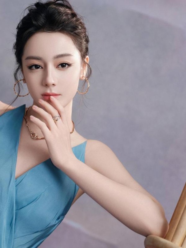 迪丽热巴妆容精致。