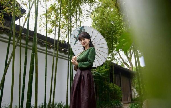 赵雅芝雨天撑伞写真气质优雅