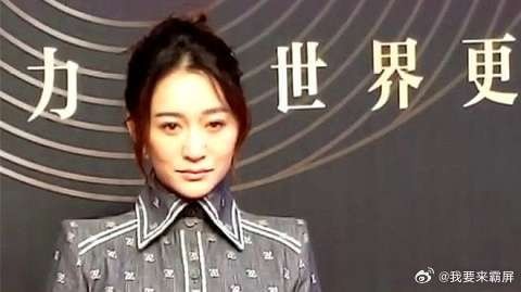 李小冉穿超丑开叉复古裙走红毯，宽肩粗腿太吓人，女神也老了啊！