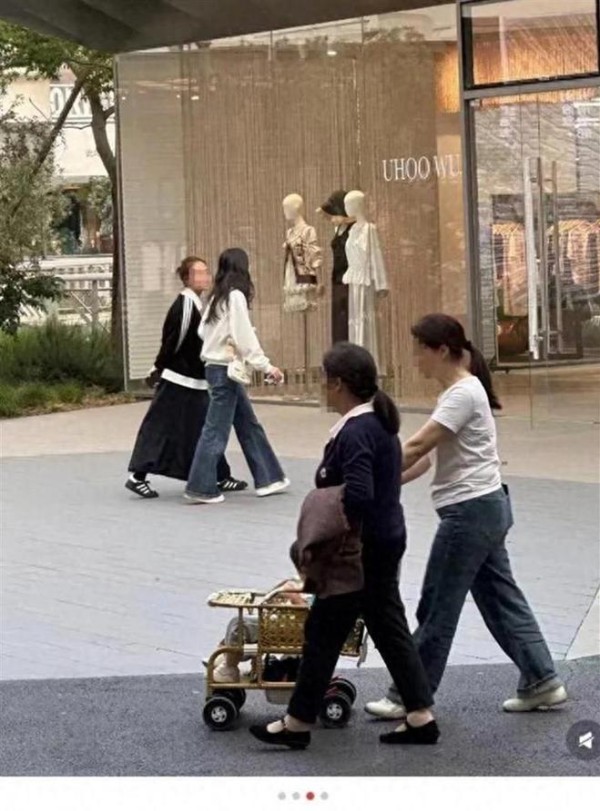 18岁森碟成都逛街，穿露肩上衣背着香奈儿包，身高比同伴高出半头