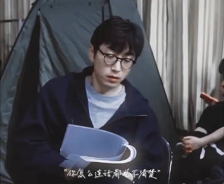 他身上有一种说不出来的氛围，既成熟又年轻的