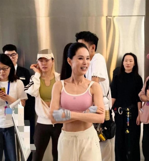 60岁李若彤在苏州商场被偶遇，露出小蛮腰，一点赘肉都没有