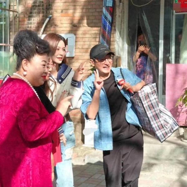 李维嘉和沈梦辰在天津街头被偶遇，两人背着蛇皮袋看起来很接地气
