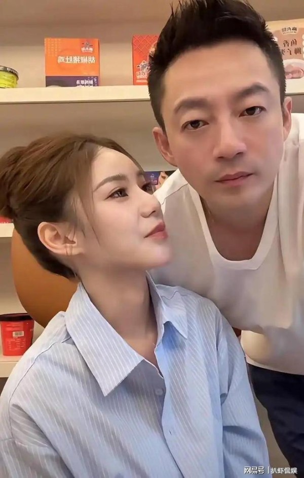 马筱梅产后身材恢复超好，现身户外直播好开心，已坐完月子了