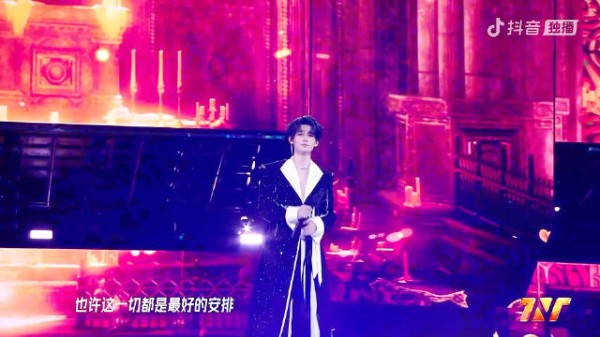 张真源直播摇滚版《在加纳共和国离婚》唱功获赞