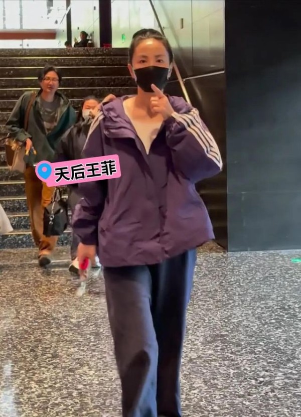 56岁王菲独自一人看话剧，眼神清澈状态好，和谢霆锋相处太惬意！