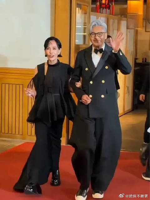 周润发夫妇黑色系穿搭低调亮相气场十足