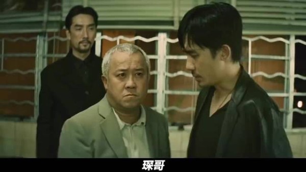 “黑老大怀疑手下是内鬼，但砸开石膏却傻眼了”