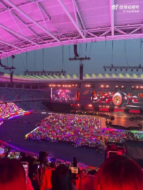 严浩翔舞台张力拉满，气场全开引爆现场