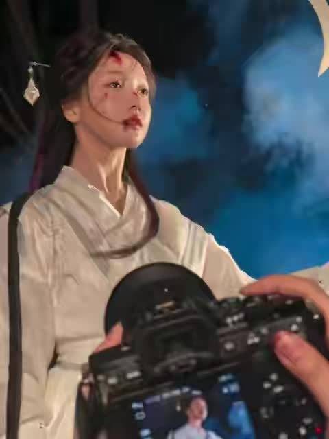 姜贞羽抬眼的时候镜头都被她吸住了，不是刻意的媚是自然流露的风情