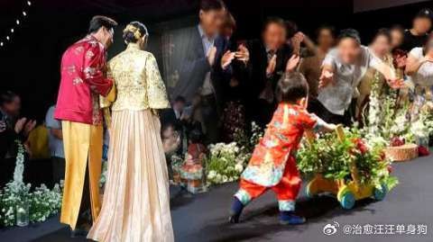 秋瓷炫于晓光一岁儿子在婚礼上曝光，星二代气息十足毫不怯场