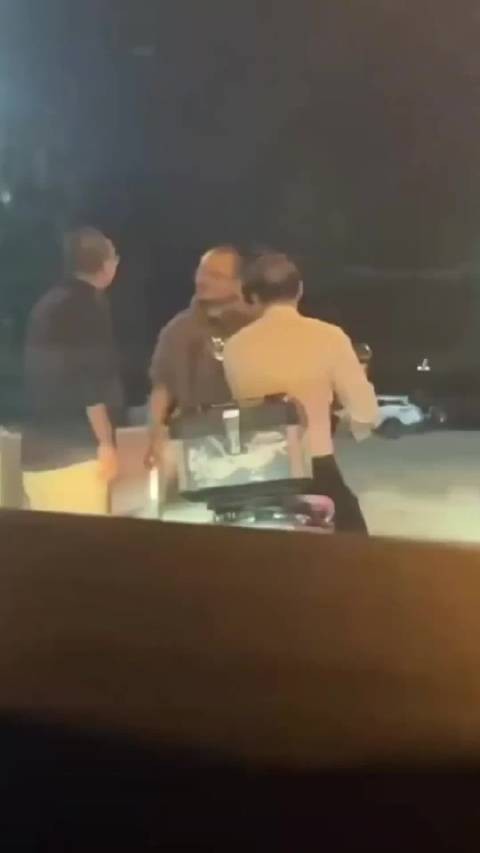 路怒男骂又骂不过，喷也喷不过