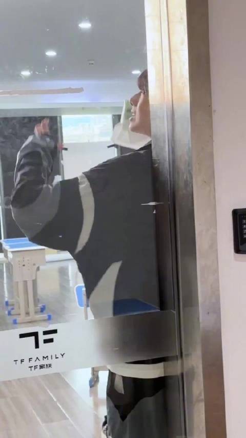 现在向我们走来的是182的陈浚铭 漂亮小小少年真的长大了