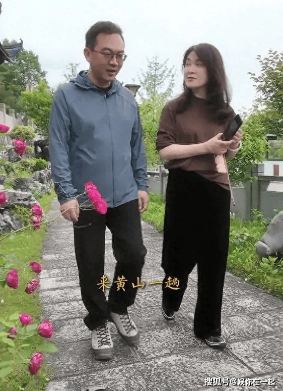 郎永淳夫妇游黄山，58岁妻子好有气质，抗癌成功后已实现当年心愿