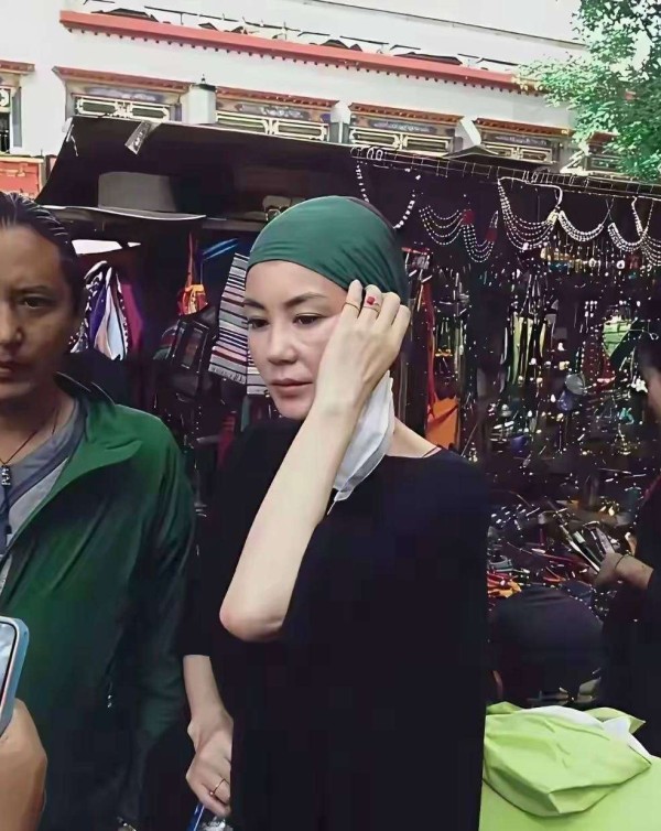 王菲素颜看话剧被拍，一句你管他干啥暴露顶级心态