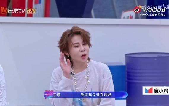 粉色裙摆温柔摇曳，王濛自带独特气场，轻松驾驭甜美元气造型