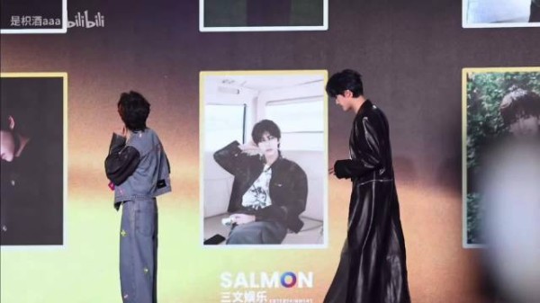 又去回顾了一下轩丞老师最喜欢的展轩老师的照片， 异曲同工