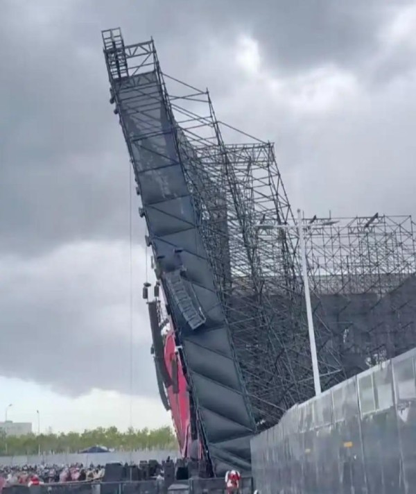 天津泡泡岛音乐节舞台被大风吹歪，已恢复演出