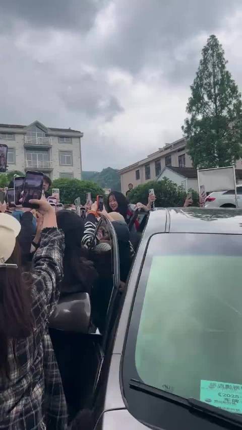 邓凯五一横店片场晒自拍营业