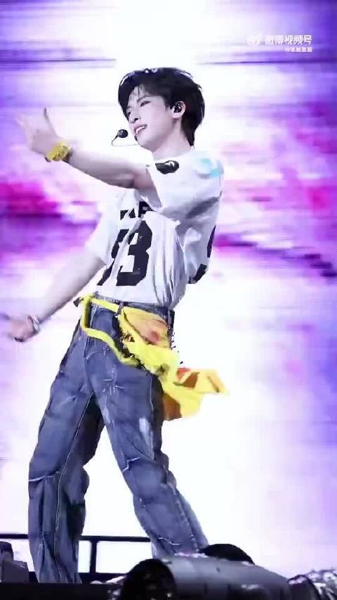 严浩翔随舞转圈少年气爆棚