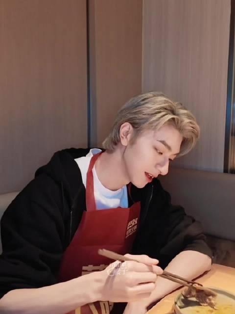 吃火锅的萌萌林一跟舞台上是一个人吗