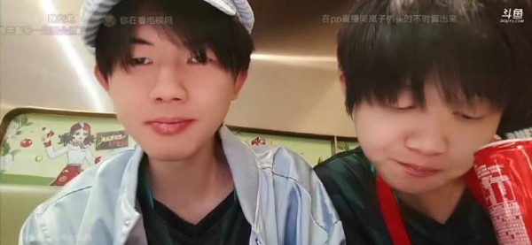 梦岚跟鹏鹏视频连线 花缘在旁边好奇发问 美颜滤镜在花缘这里都无效了