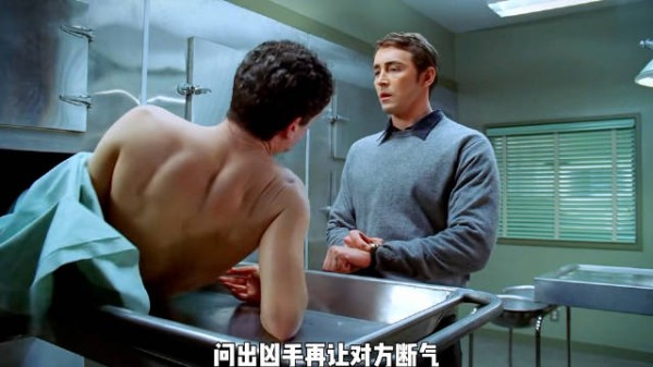 男人只要触碰死者，对方就能瞬间复活过来!