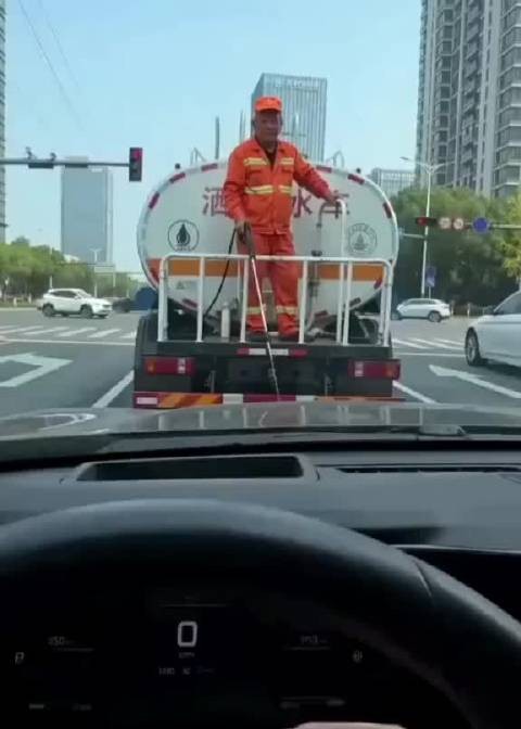 大爷:不行，我不能这样， 司机:你就成全我吧 大爷:是你逼我的