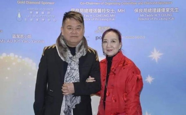 75岁陈百祥夫妇豪宅宴客，内地名厨带海鲜赴港，别墅外景气派不凡